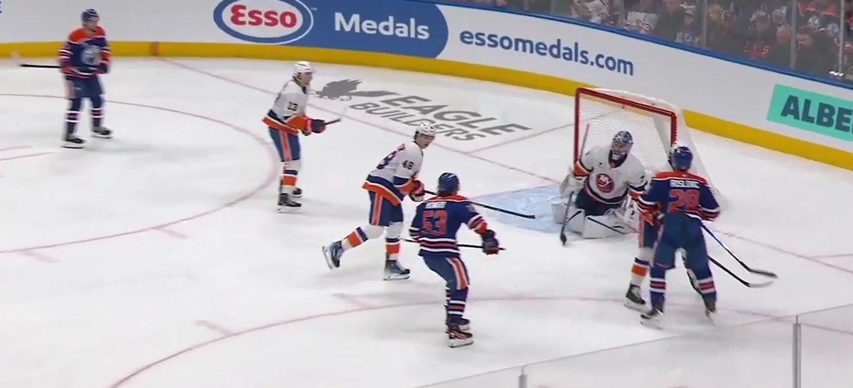 Илья Сорокин лидирует среди вратарей НХЛ по «сухим» матчам в этом сезоне