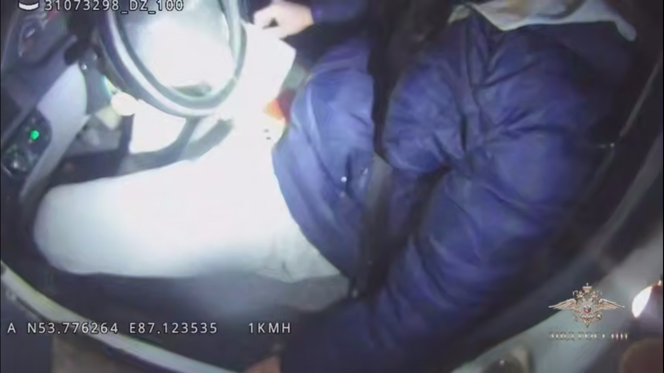 В Новокузнецке инспекторы ДПС спасли потерявшего сознание на дороге водителя