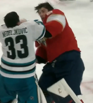 Кузбассовец затеял драку вратарей в матче Национальной хоккейной лиги