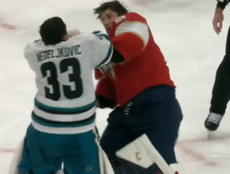 Кузбассовец затеял драку вратарей в матче Национальной хоккейной лиги