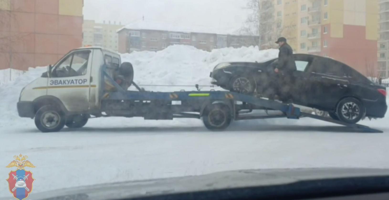 В Кузбассе бесправник приехал ставить машину на учет в ГАИ и попал на штраф