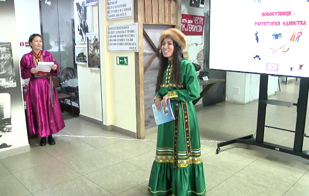 В Новокузнецке открыли выставку, посвященную Году единства народов России