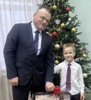Подарки от полпреда Анатолия Серышева получили еще пятеро участников акции «Елка желаний»