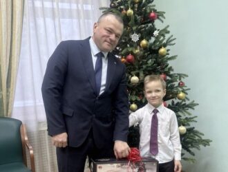 Подарки от полпреда Анатолия Серышева получили еще пятеро участников акции «Елка желаний»