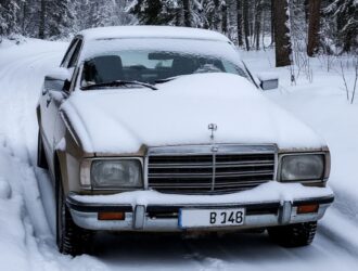 В Кузбассе должник пытался спрятать машину от приставов в сугробе