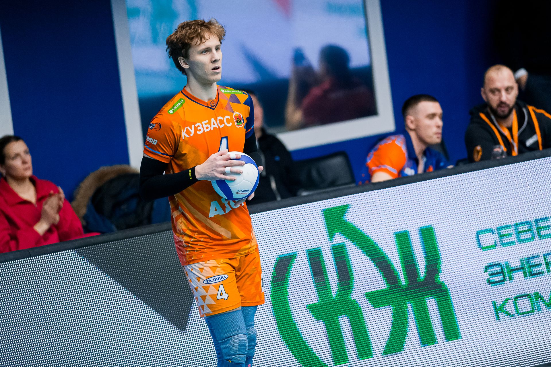 Волейбольный «Кузбасс» сегодня сыграет в гостях с соседом по турнирной таблице