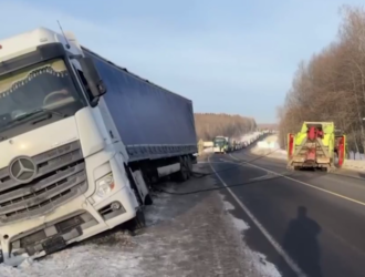 В Топках большегруз улетел в кювет