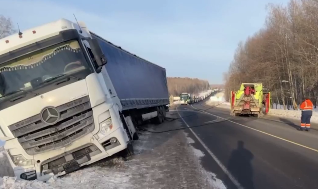 В Топках большегруз улетел в кювет