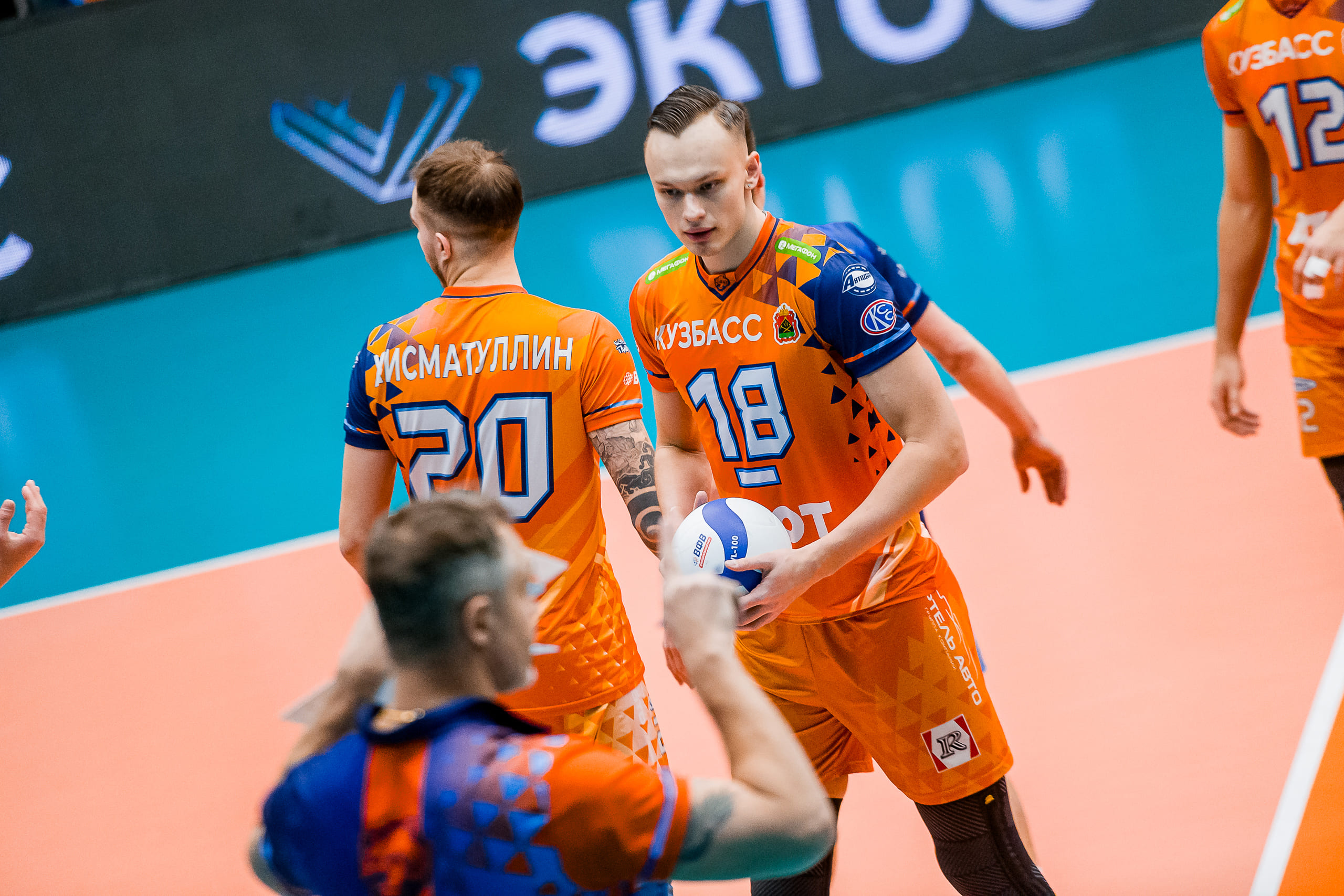 Волейбольный «Кузбасс» дома сыграет с прямым конкурентом за место в плей-офф