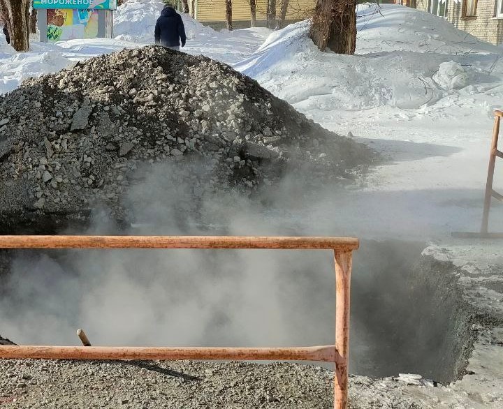 В Таштаголе прорвало теплотрассу