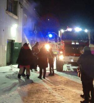 В Ленинске-Кузнецком из горящего дома спасли трех жильцов