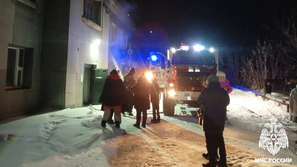 В Ленинске-Кузнецком из горящего дома спасли трех жильцов