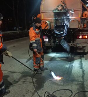 Кемеровские дорожники активно практикуют зимний ямочный ремонт