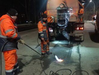 Кемеровские дорожники активно практикуют зимний ямочный ремонт