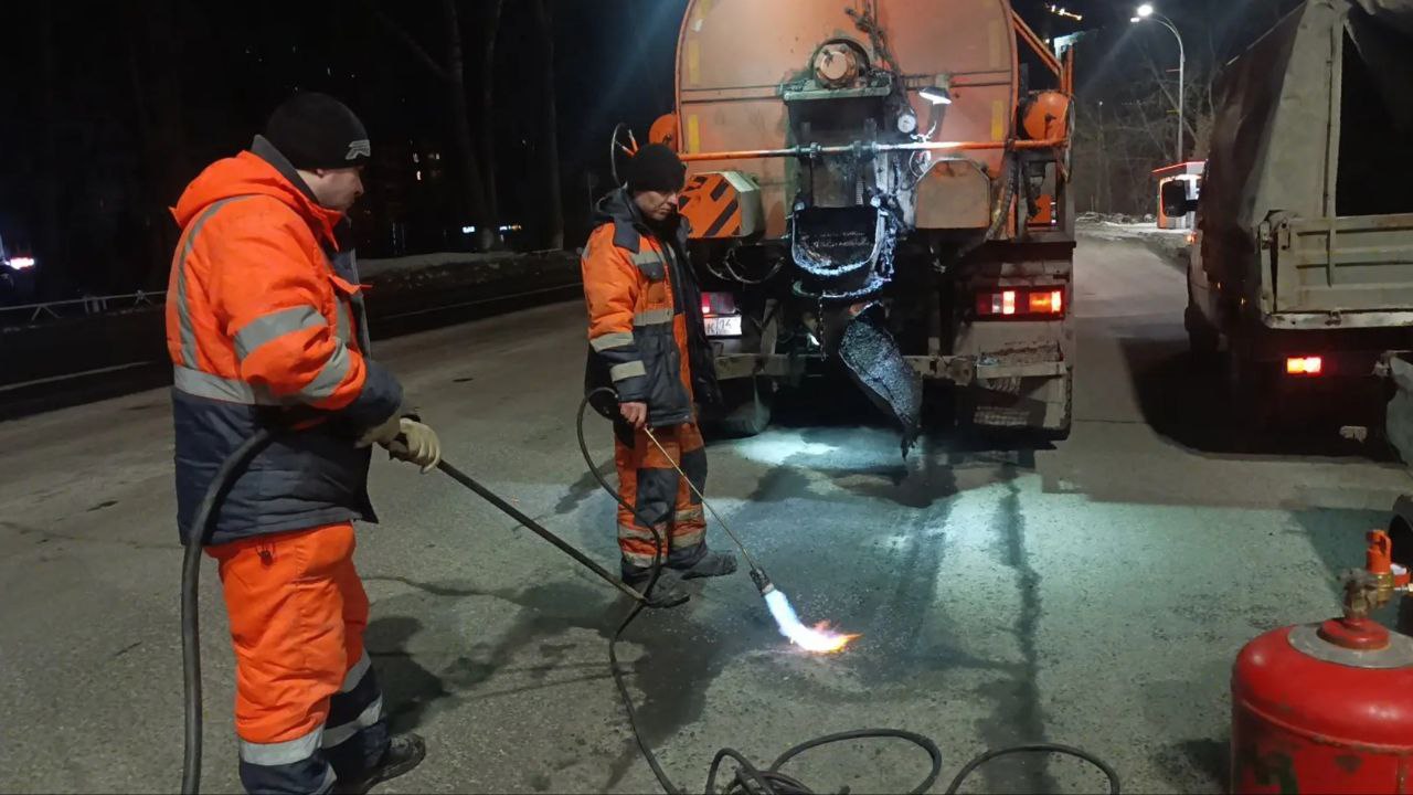 Кемеровские дорожники активно практикуют зимний ямочный ремонт