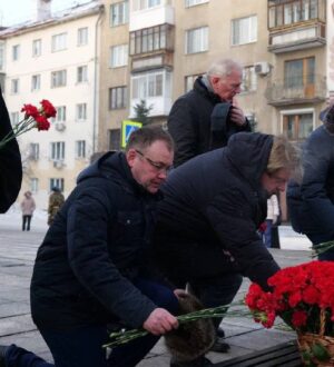 Илья Середюк возложил цветы к памятнику воинам-кузбассовцам, павшим за Родину