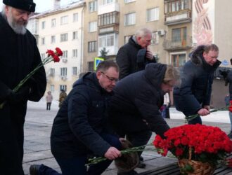 Илья Середюк возложил цветы к памятнику воинам-кузбассовцам, павшим за Родину