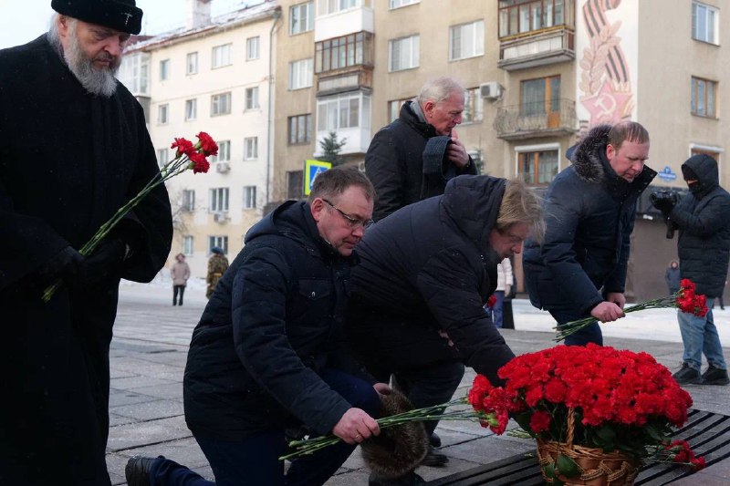 Илья Середюк возложил цветы к памятнику воинам-кузбассовцам, павшим за Родину