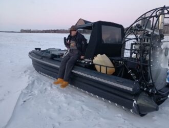 В Кузбассе спасли застрявшего на замерзшей реке аэролодочника
