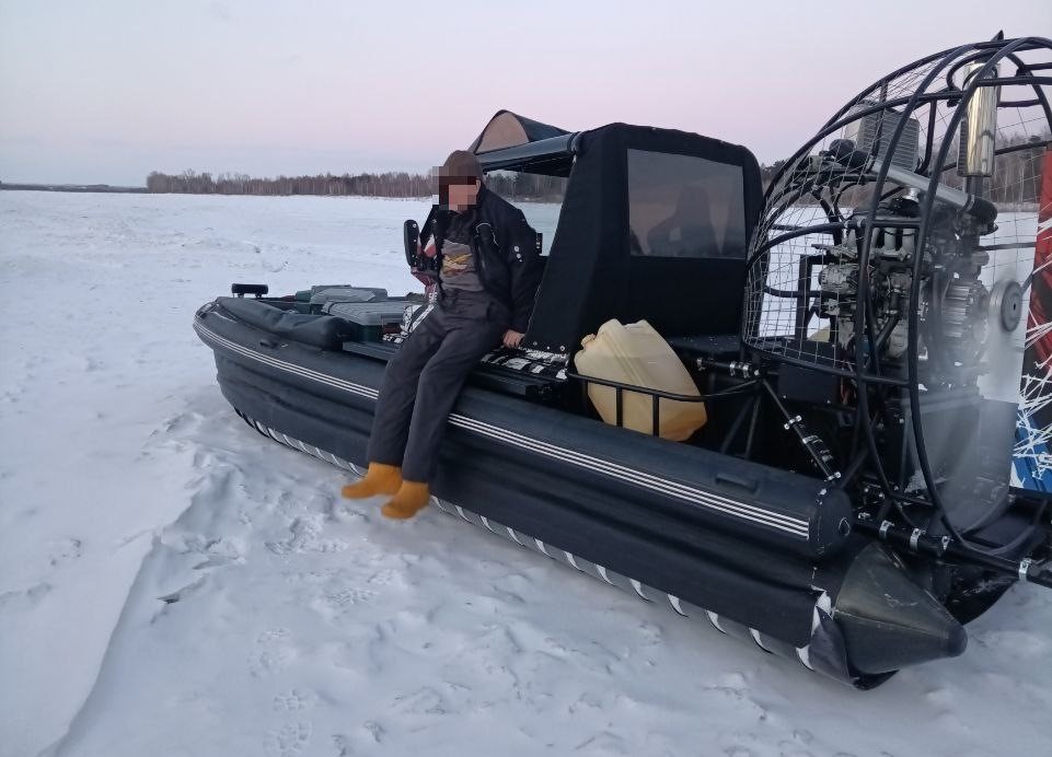 В Кузбассе спасли застрявшего на замерзшей реке аэролодочника