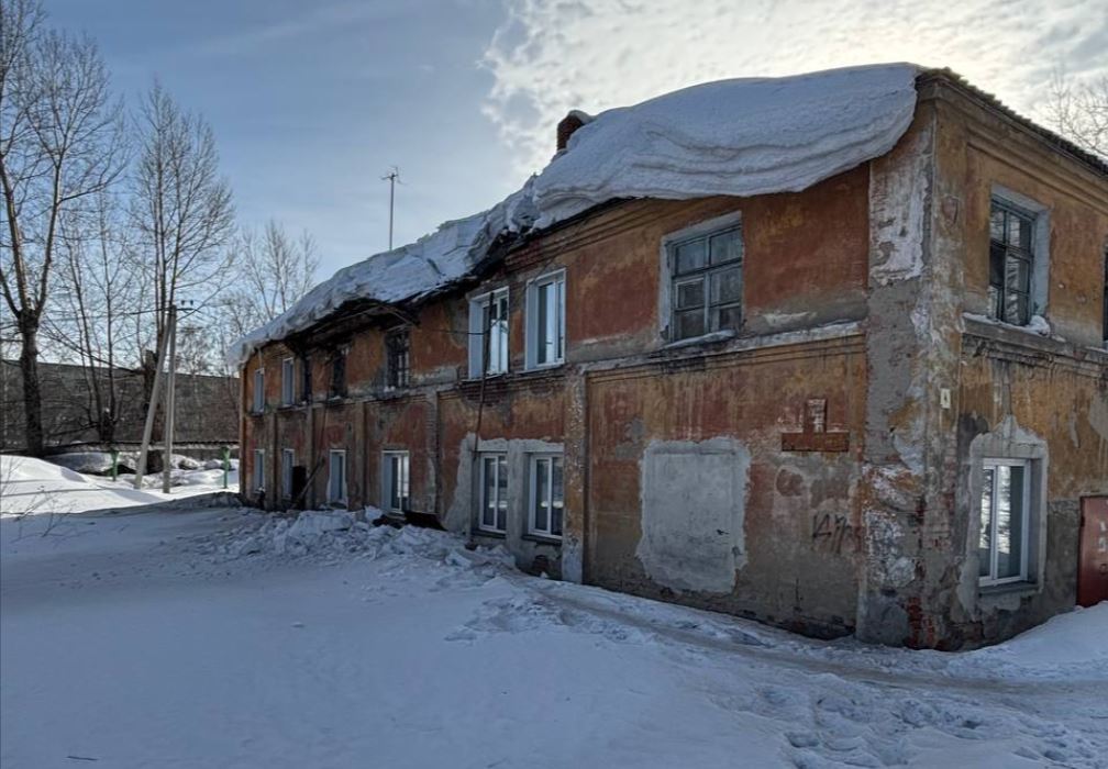 В Прокопьевске рухнула часть крыши дома из-за скопления снега