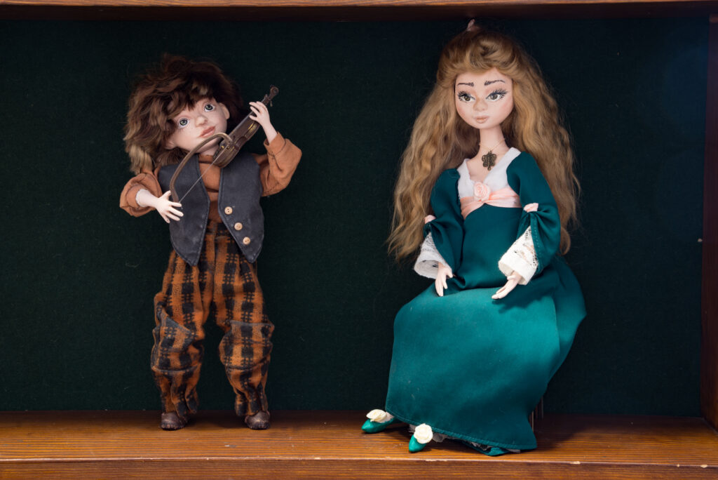 Персонажи из сказок, мишки Тэдди и милые зверюшки: новокузнецкий клуб «Кукломагия» приглашает на интересную выставку