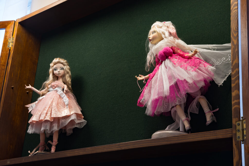 Персонажи из сказок, мишки Тэдди и милые зверюшки: новокузнецкий клуб «Кукломагия» приглашает на интересную выставку