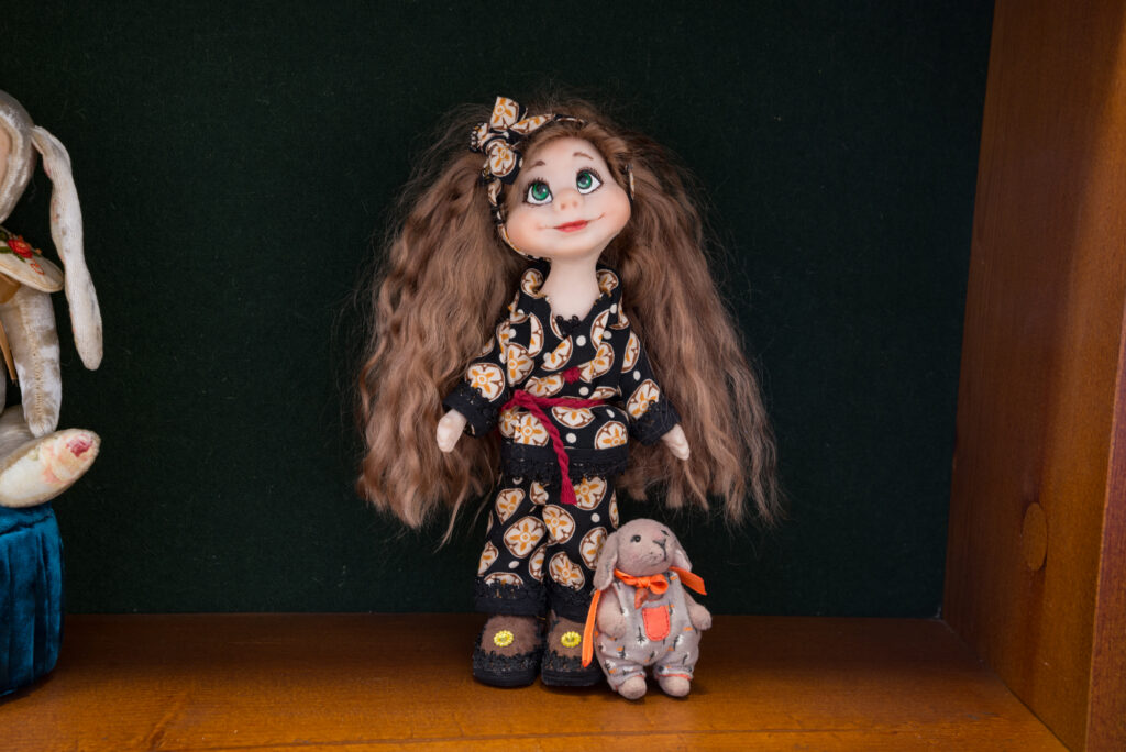 Персонажи из сказок, мишки Тэдди и милые зверюшки: новокузнецкий клуб «Кукломагия» приглашает на интересную выставку