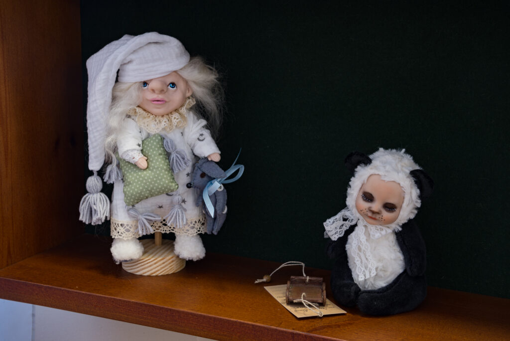 Персонажи из сказок, мишки Тэдди и милые зверюшки: новокузнецкий клуб «Кукломагия» приглашает на интересную выставку