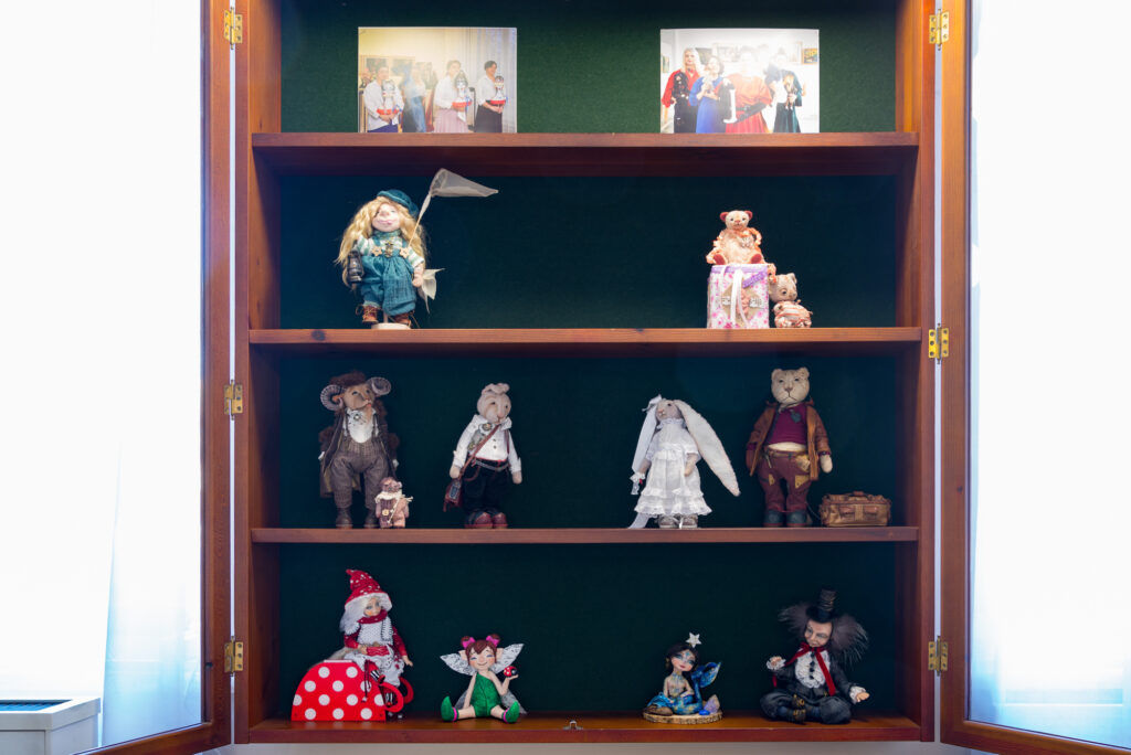 Персонажи из сказок, мишки Тэдди и милые зверюшки: новокузнецкий клуб «Кукломагия» приглашает на интересную выставку