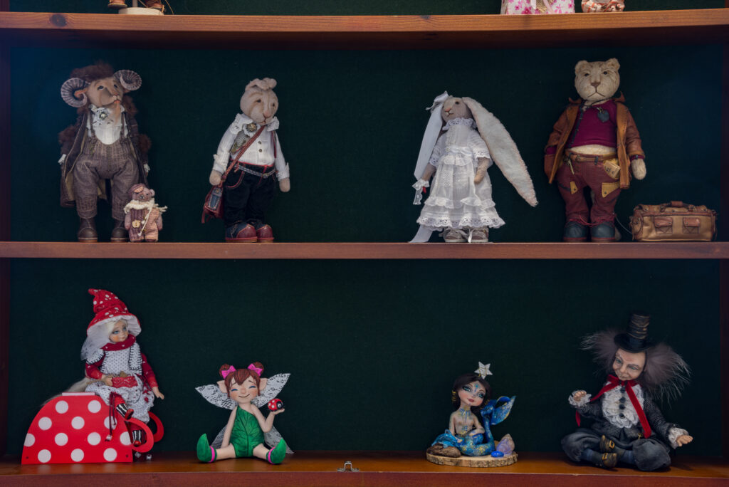 Персонажи из сказок, мишки Тэдди и милые зверюшки: новокузнецкий клуб «Кукломагия» приглашает на интересную выставку