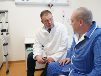 Губернатор Кузбасса навестил проходящих лечение в госпитале Юрги бойцов СВО