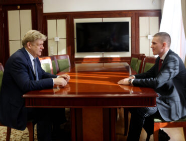 Анатолий Серышев обсудил с участником программы «Время героев» итоги второго этапа стажировки в аппарате полпреда