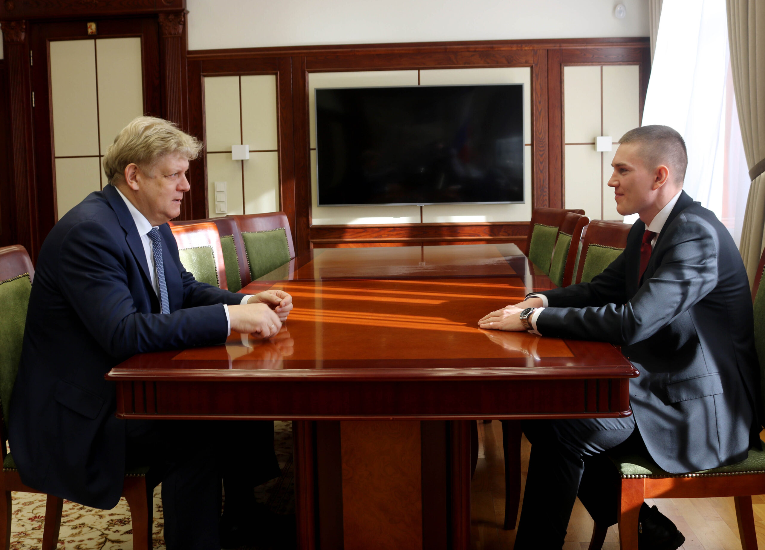 Анатолий Серышев обсудил с участником программы «Время героев» итоги второго этапа стажировки в аппарате полпреда