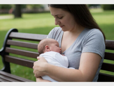 В России предлагают защитить кормящих матерей от выселения из общественных мест