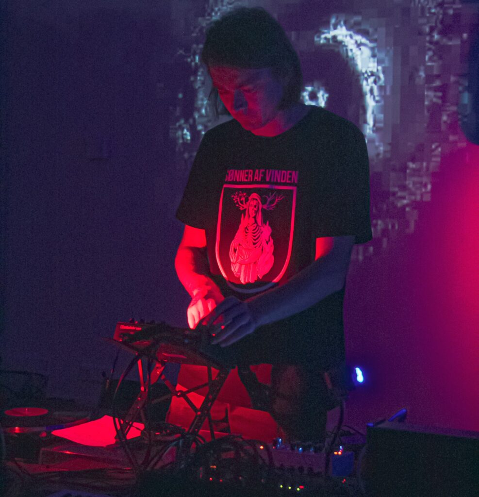 Музыкальное «неорганическое цветение»: как кемеровское трио создает через звуки и визуал потусторонние миры