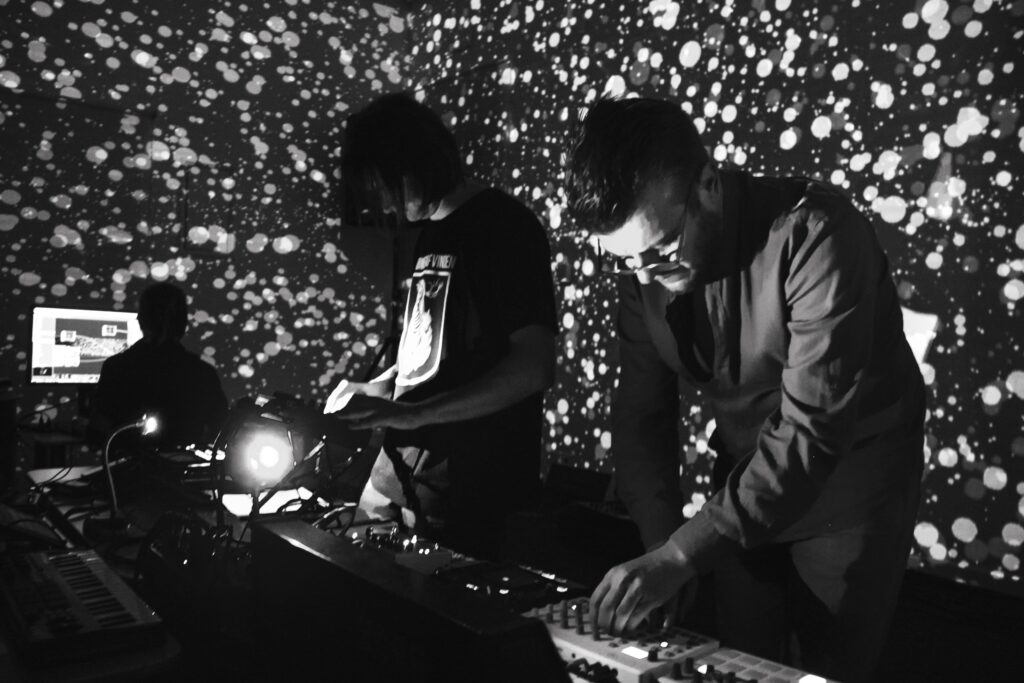 Музыкальное «неорганическое цветение»: как кемеровское трио создает через звуки и визуал потусторонние миры