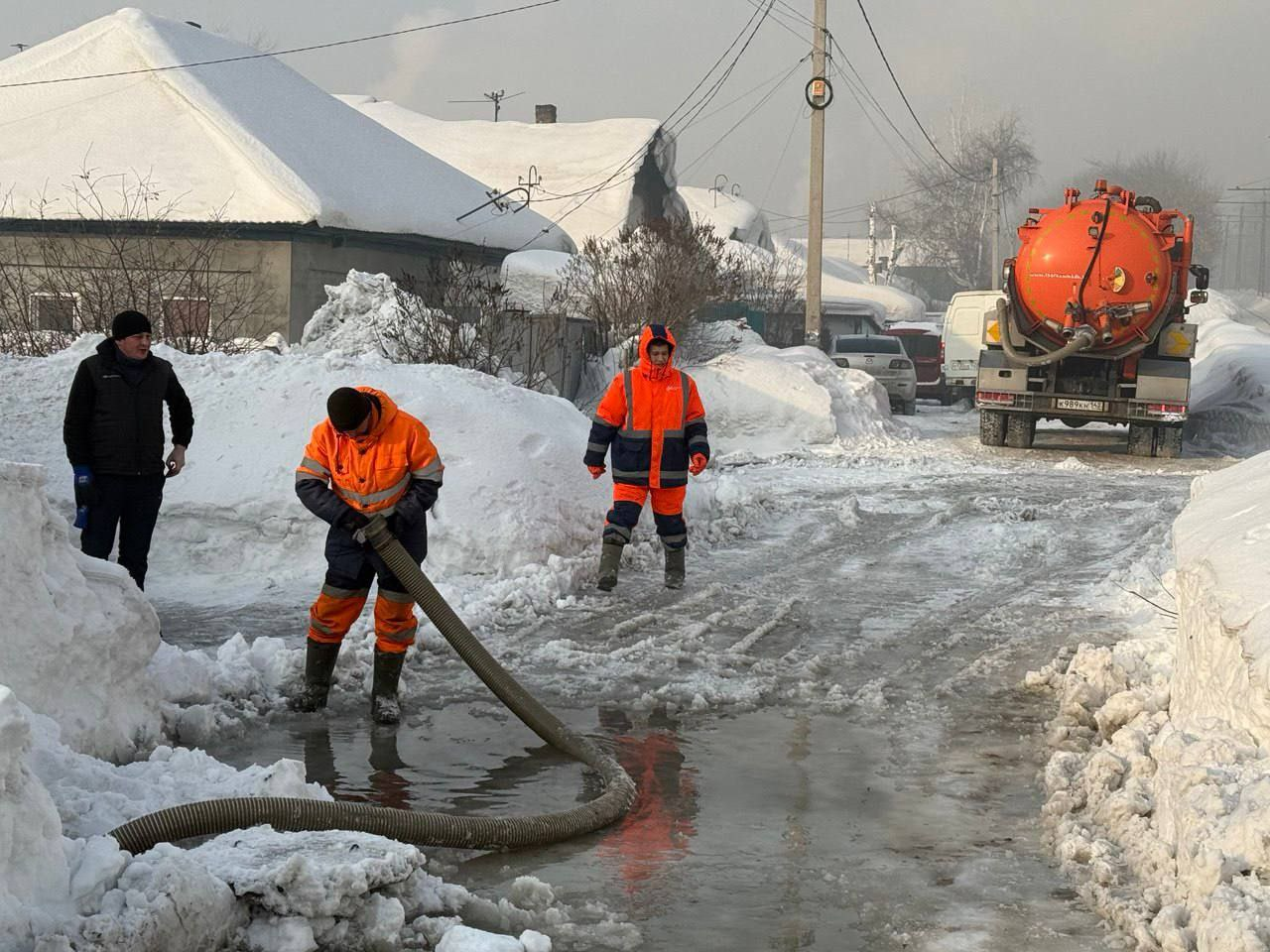 В Заводском районе Кемерова прорвало трубопровод