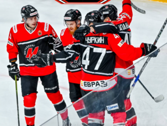 Новокузнецкий «Металлург» дома одолел «Омские Крылья» с отрывом в две шайбы