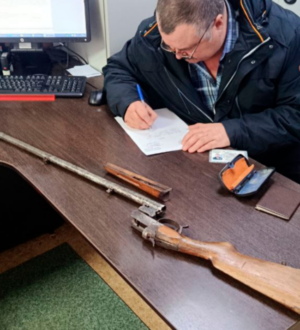 Кузбассовец может получить денежную премию за сдачу найденного на дороге оружия