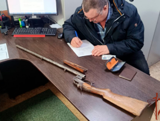 Кузбассовец может получить денежную премию за сдачу найденного на дороге оружия