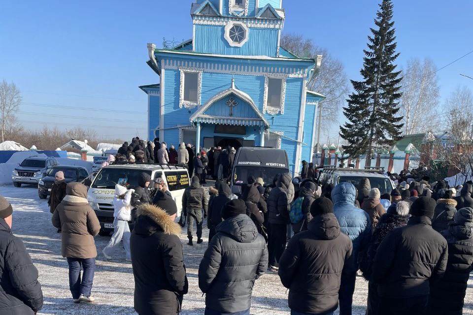 В Прокопьевске простились с погибшими в сауне подростками