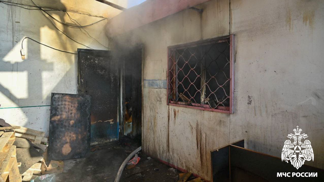 Пожарные оперативно погасили пламя в новокузнецком хозблоке