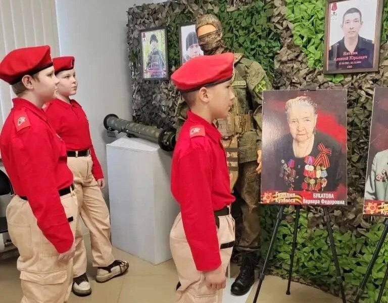 В Мысках открылась выставка, посвященная защитникам Отечества