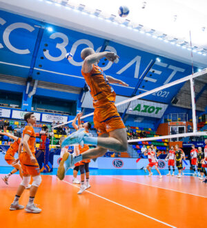 Волейбольный «Кузбасс» сегодня сыграет в гостях с соседом по турнирной таблице