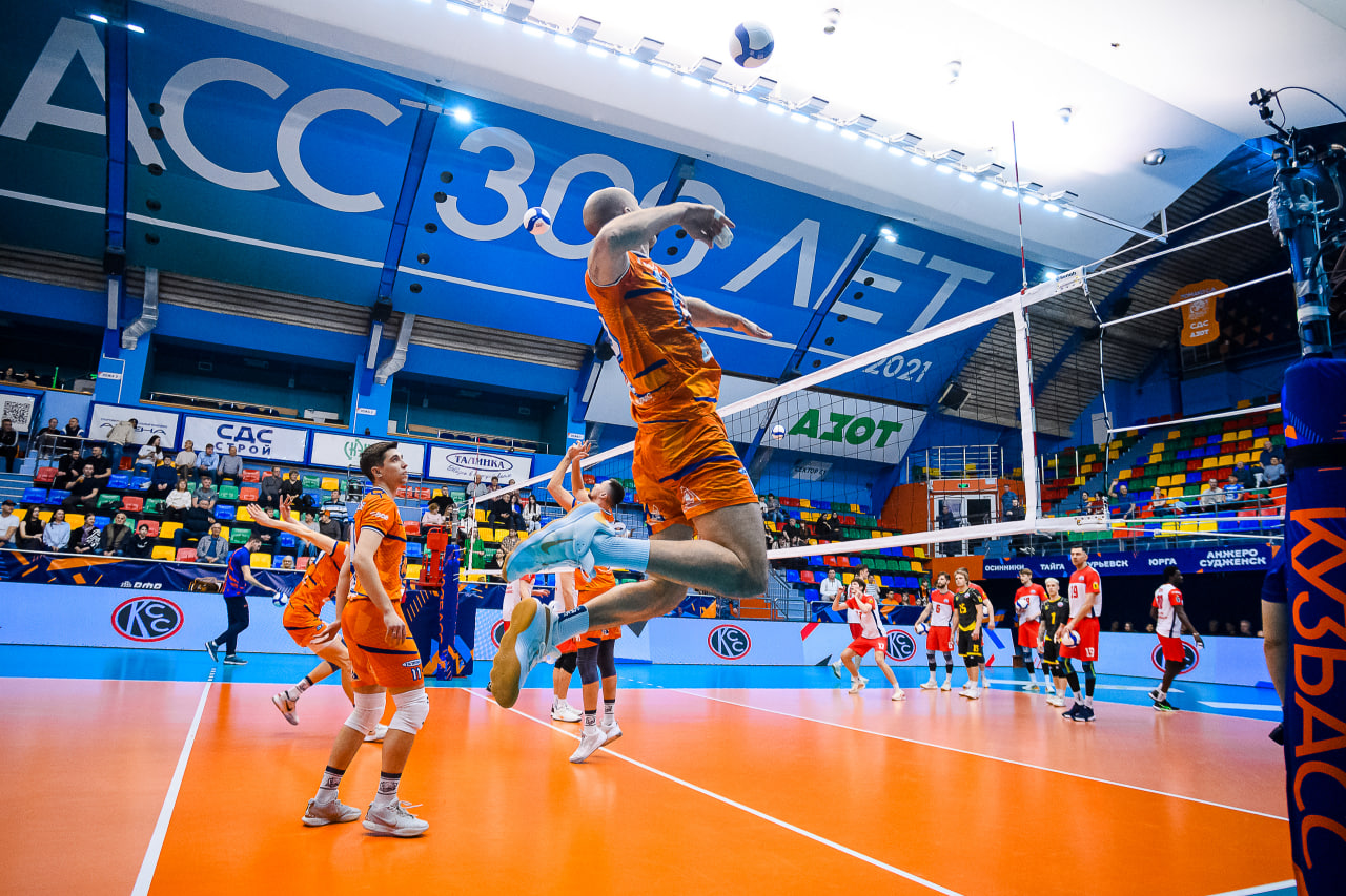 Волейбольный «Кузбасс» сегодня сыграет в гостях с соседом по турнирной таблице