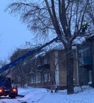 В кемеровском доме от снежной массы просела крыша