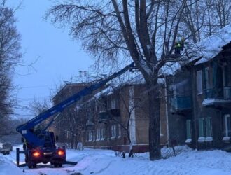 В кемеровском доме от снежной массы просела крыша
