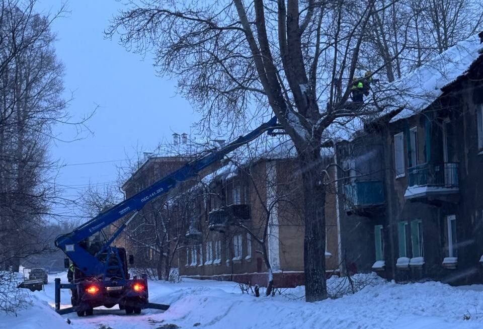 В кемеровском доме от снежной массы просела крыша