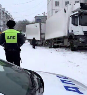 В Кузбассе сотрудники ДПС помогли водителю большегруза